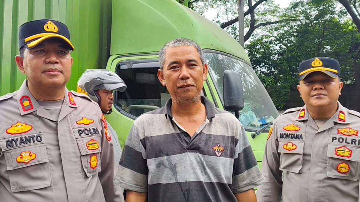 Truk Box Mendadak Terbakar di Dekat Pasar Tanah Tinggi, Personel Polres Metro Tangerang Kota Bergerak Cepat Selamatkan Sopir