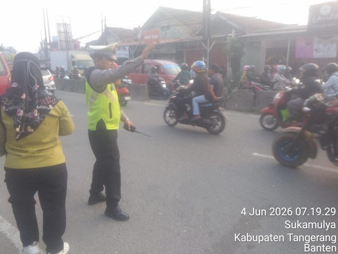 IPTU Udi Muhdi dan Personel Polsek Cikupa Laksanakan PECAK Pagi, Pastikan Arus Lalu Lintas Tetap Lancar