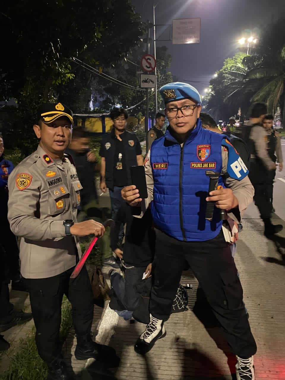 Patroli Gabungan Polres Jakbar Amankan Pemuda Membawa Sajam Jenis Golok Saat Razia Jumat Dini Hari