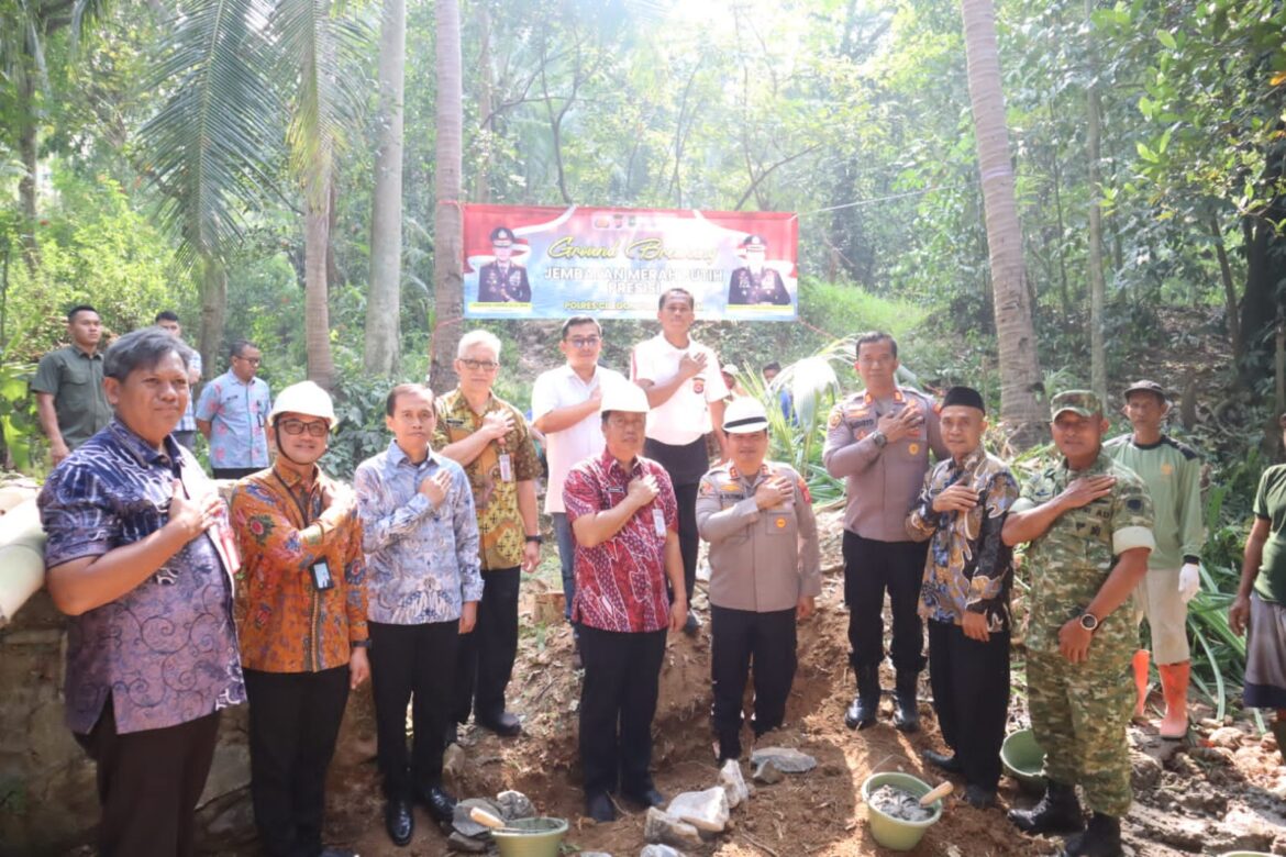 Kapolres Cilegon Letakkan Batu Pertama Jembatan Merah Putih Presisi di Gempol Wetan Pabean