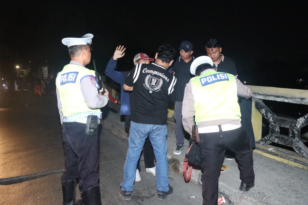 Patroli Dini Hari Polres Jakbar Amankan Empat Orang Diduga Bawa Narkoba dan Obat Keras