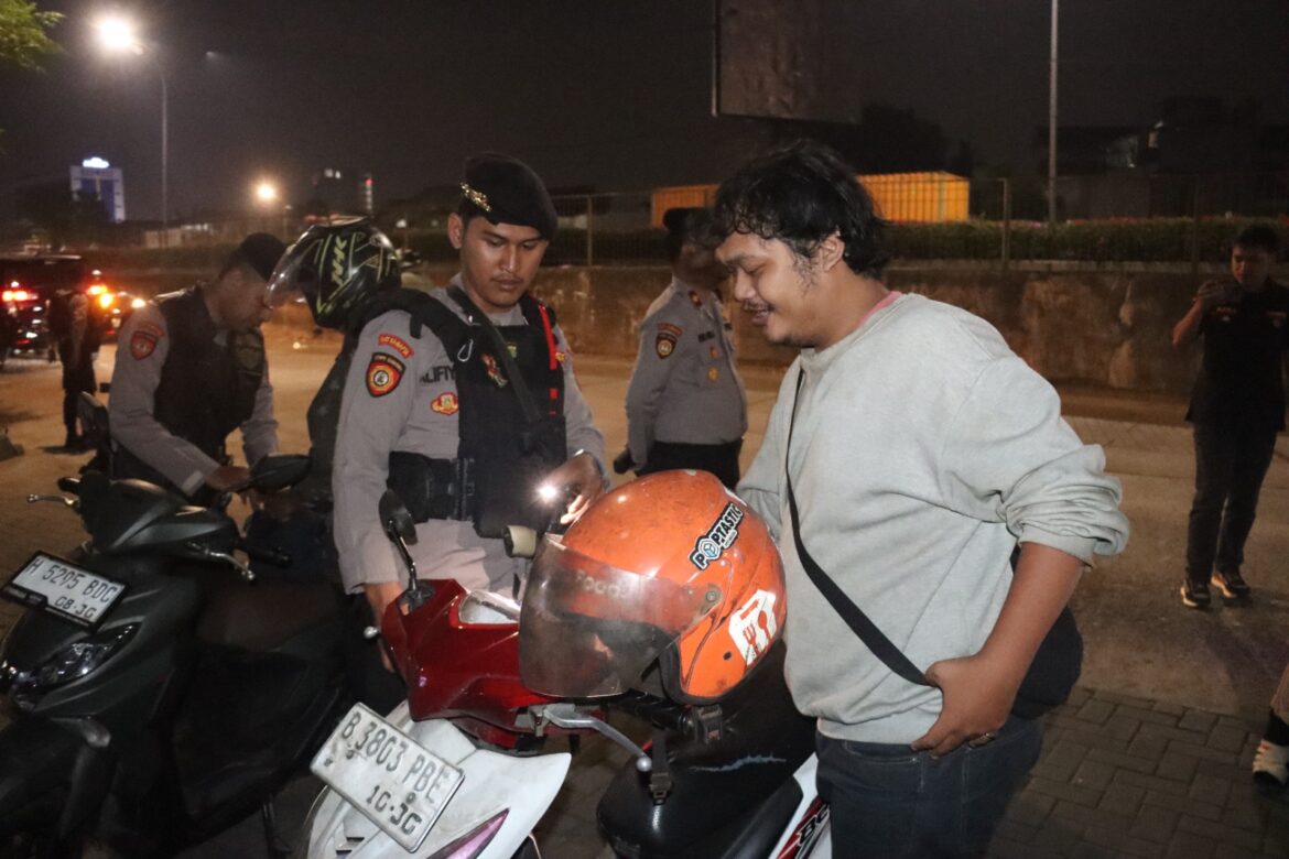 Patroli Dini Hari, Polisi Hadir Menjaga Rasa Aman Warga Jakarta Barat