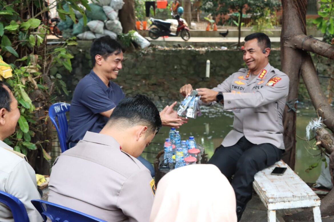 Kapolres Jakbar Sambangi Warga Angke Lewat Program Jaga Jakarta+ On The Spot