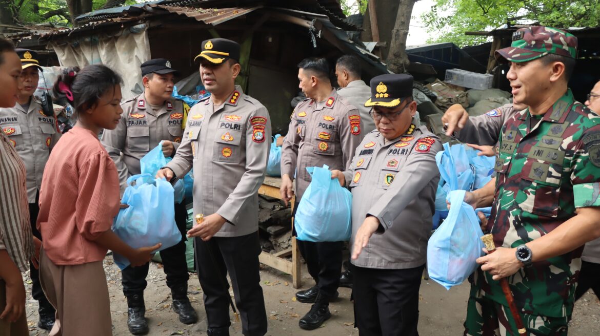 Blusukan ke Permukiman Padat Batuceper, Kapolres Tangerang Kota Bagikan Paket Sembako
