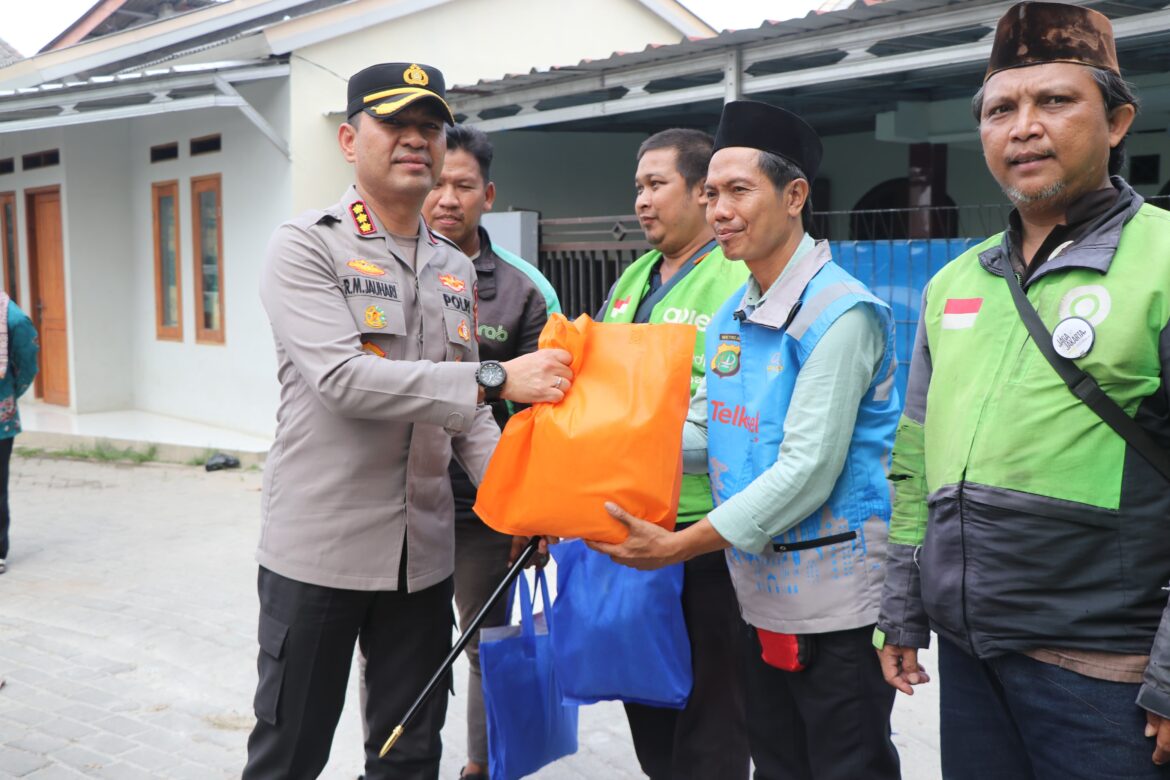 Perkuat Sinergi Warga, Kapolres Tangerang Kota Gelar Jumat Peduli Bersama Komunitas Pinang