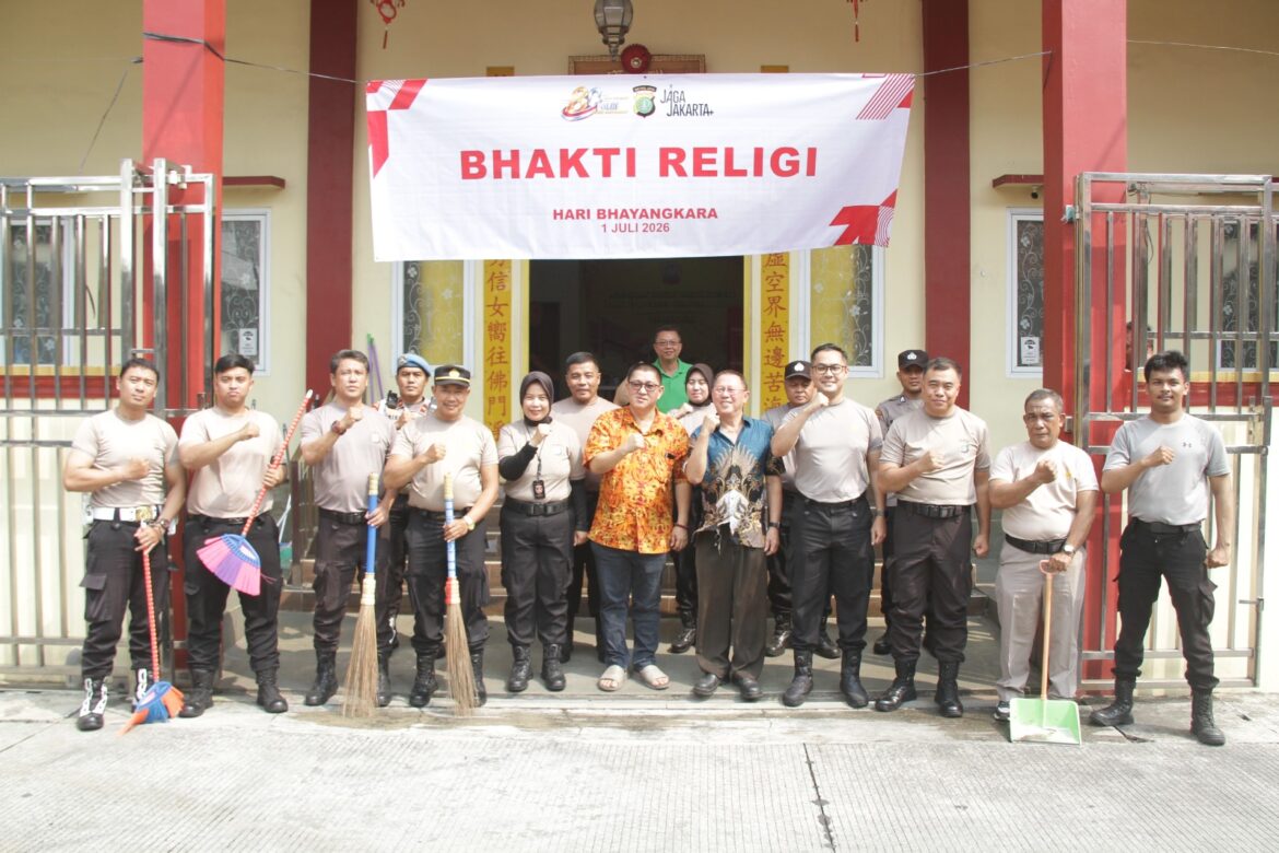 Sambut Hari Bhayangkara ke-80, Polres Metro Jakarta Barat Gelar Bakti Religi Bersih Bersih di Tempat Ibadah Lintas Agama
