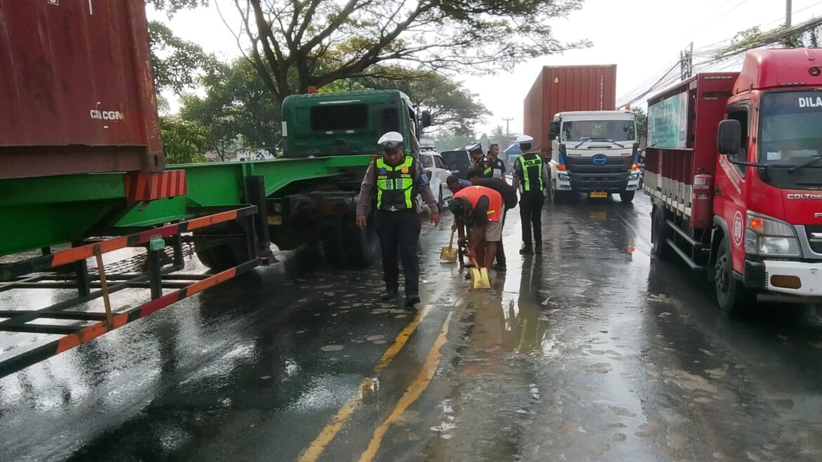 Polres Serang Terjunkan Water Cannon Bersihkan Ceceran Tanah di Kibin Warga Berikan Apresiasi
