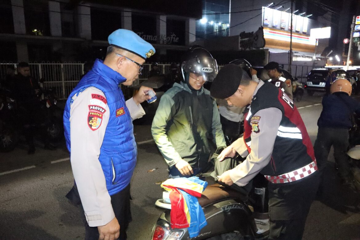 Pamenwas Polres Metro Jakarta Barat Pimpin Apel Patroli Skala Sedang dan Razia Stasioner Wujudkan Rasa Aman Masyarakat di Tengah Malam