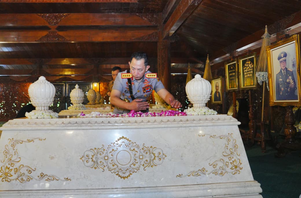 Peringati Hari Bhayangkara ke-80, Kapolri Ziarah ke Makam Presiden ke 2 R.I H.M. Soeharto dan Ibu Tien Soeharto di Astana Giribangun