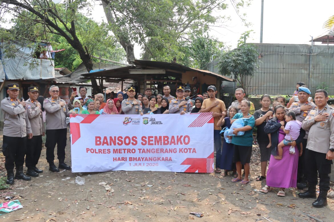 Kapolres Metro Tangerang Kota Turun ke Permukiman Padat Neglasari, Bagikan Sembako untuk Warga