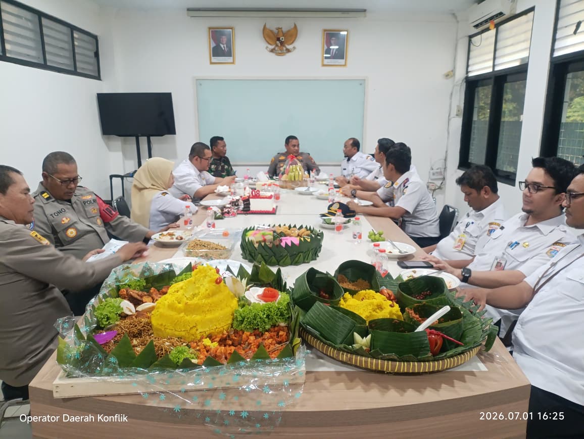 Sinergi Tiga Pilar, Peringati Hari Bhayangkara Ke-80, Danramil dan Wakil Camat Kalideres Beri Kejutan di Polsek