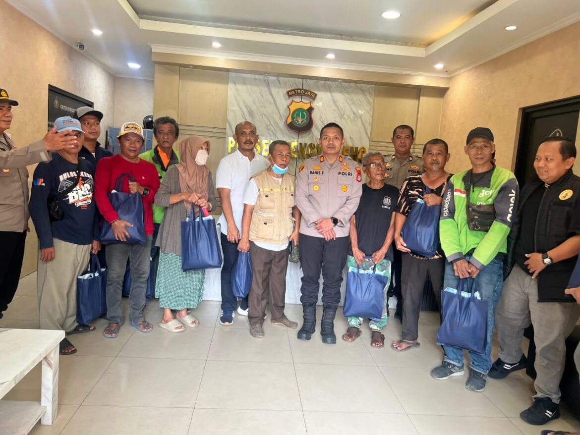 Jumat Peduli, Polsek Cengkareng Salurkan Sembako kepada Sabuk Kamtibmas dan Warga
