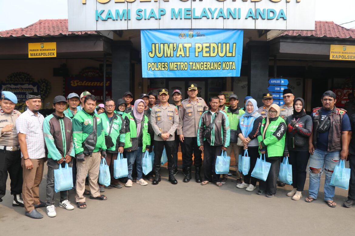 Kapolres Metro Tangerang Kota Bagikan Paket Makanan ke Ojol dan Warga Saat Jumat Peduli di Polsek Cipondoh