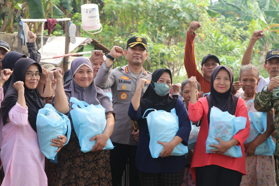 Datangi Permukiman Warga di Poris Gaga, Kapolres Bagikan Bansos dan Ajak Masyarakat Jaga Kamtibmas