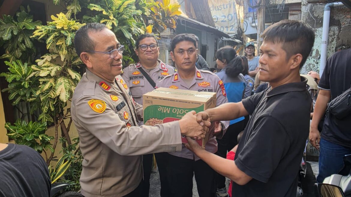 Polsek Palmerah Salurkan Tali Kasih untuk Korban Kebakaran di Kemanggisan Pulo
