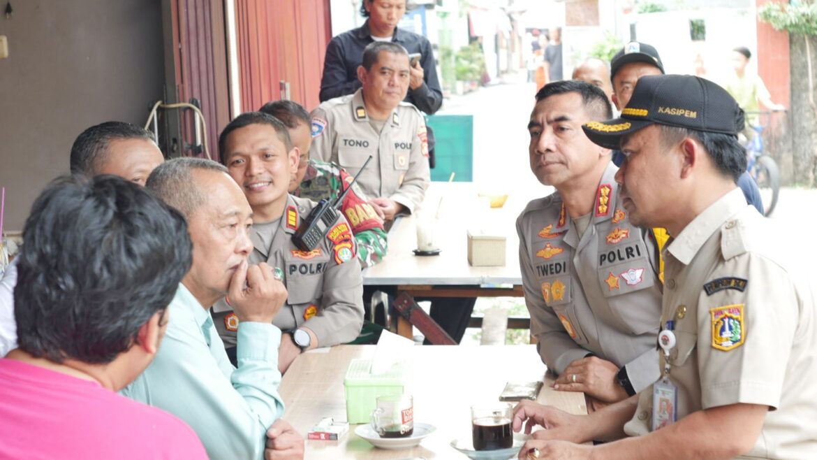 Duduk Bersama Warga, Kapolres Metro Jakarta Barat Ajak Masyarakat Jaga Keamanan Lingkungan