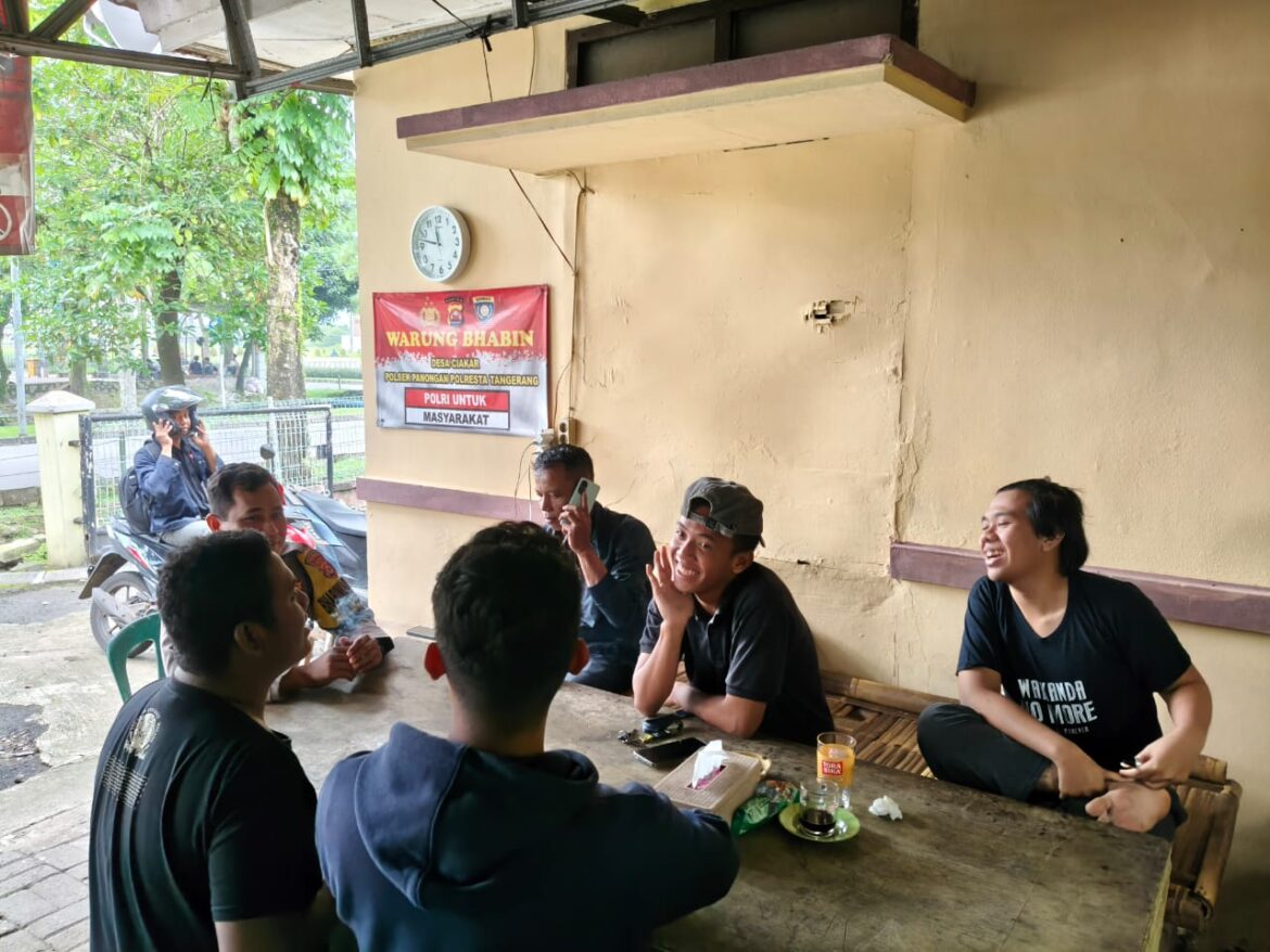 Lewat Ngobrol Santai di Warung, Bhabinkamtibmas Desa Ciakar Ajak Warga Jaga Kamtibmas