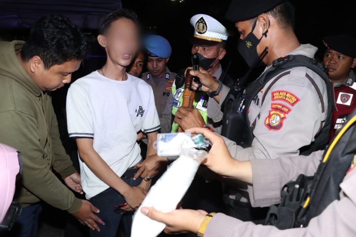Patroli dan Razia Stasioner Jumat Dini Hari Polres Metro Jakarta Barat Amankan Dua Terduga Penyalahguna Narkoba dan Sebilah Pisau