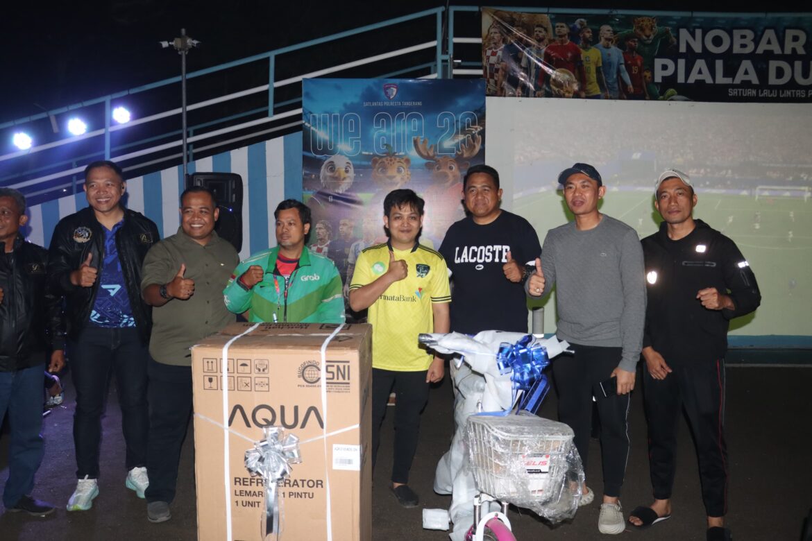 Ratusan Warga, TNI, hingga Ojol Nobar Semifinal Piala Dunia di Polresta Tangerang, Doorprize Buat Suasana Makin Seru