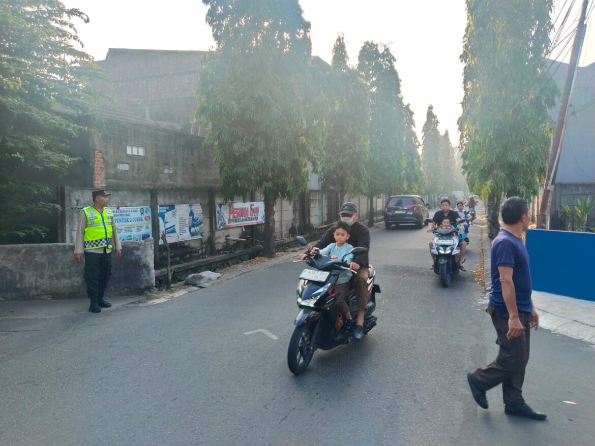 Strong Point Pagi Hari, Polsek Panongan Hadir Jaga Kelancaran Lalu Lintas di Kawasan Sekolah