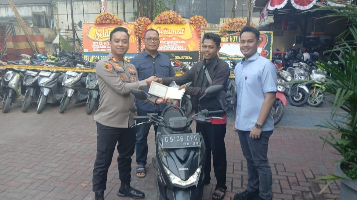 Polsek Tambora Kembalikan Motor Hasil Penyelundupan Kepada Korbanya