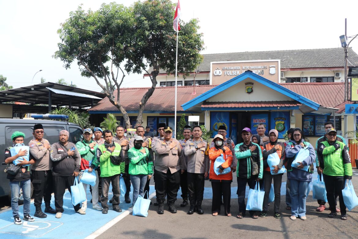 Kapolres Tangerang Kota Bagikan Sembako untuk Ojol Lewat Program Jumat Peduli