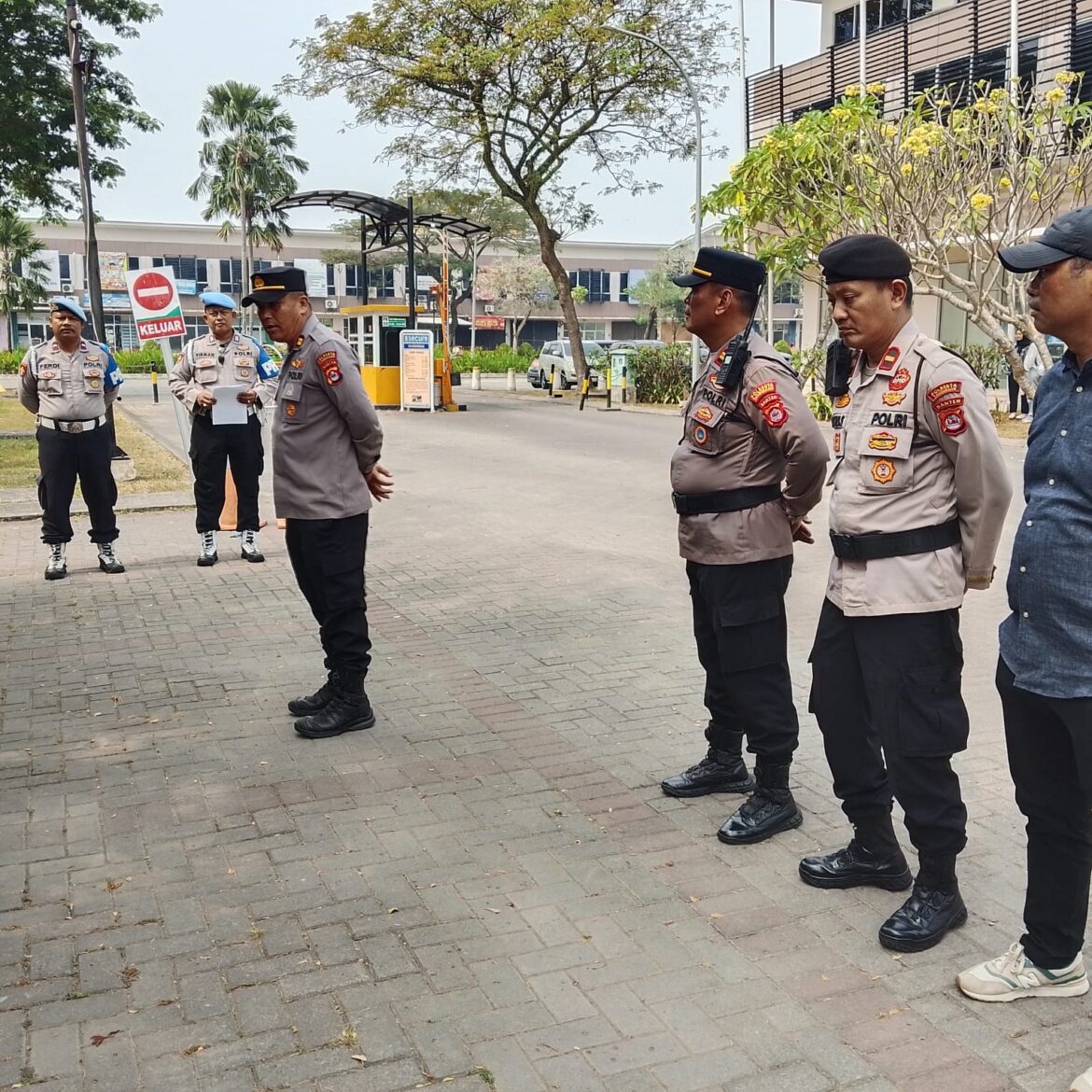 Kapolsek Panongan Pimpin Apel Pengamanan Kunjungan Kerja Panja RUU Komisi VII DPR RI ke Kawasan Industri Milenium