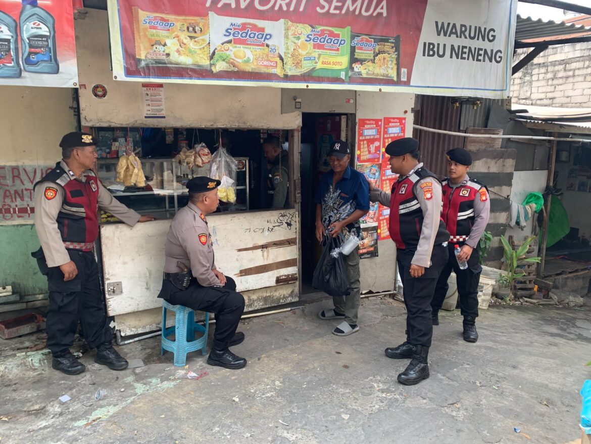 Lewat Patroli Humanis, Sat Samapta Polres Metro Jakbar Ajak Warga Bersama Jaga Keamanan Lingkungan