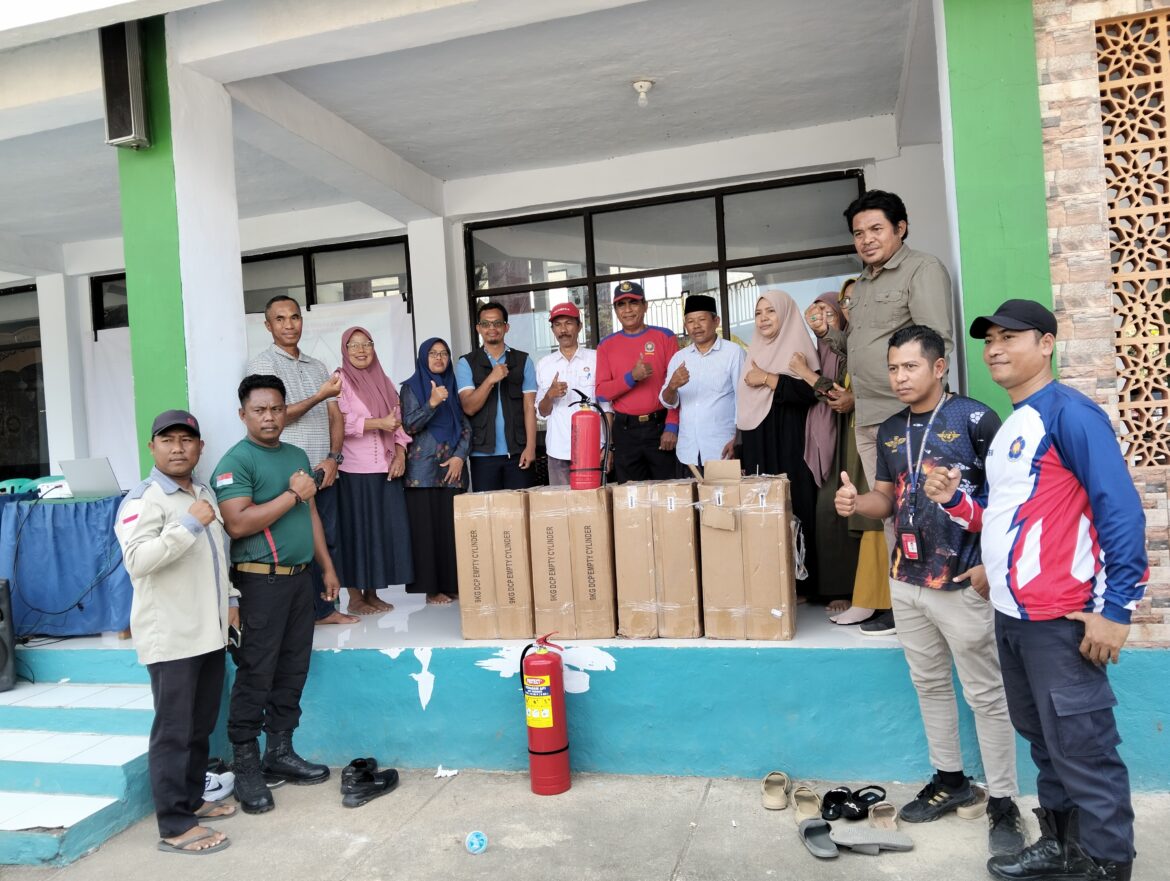 Peduli Keselamatan Warga, Alumni SMPN 1 Teke Angkatan 1992 Salurkan Bantuan APAR ke Desa Ntonggu