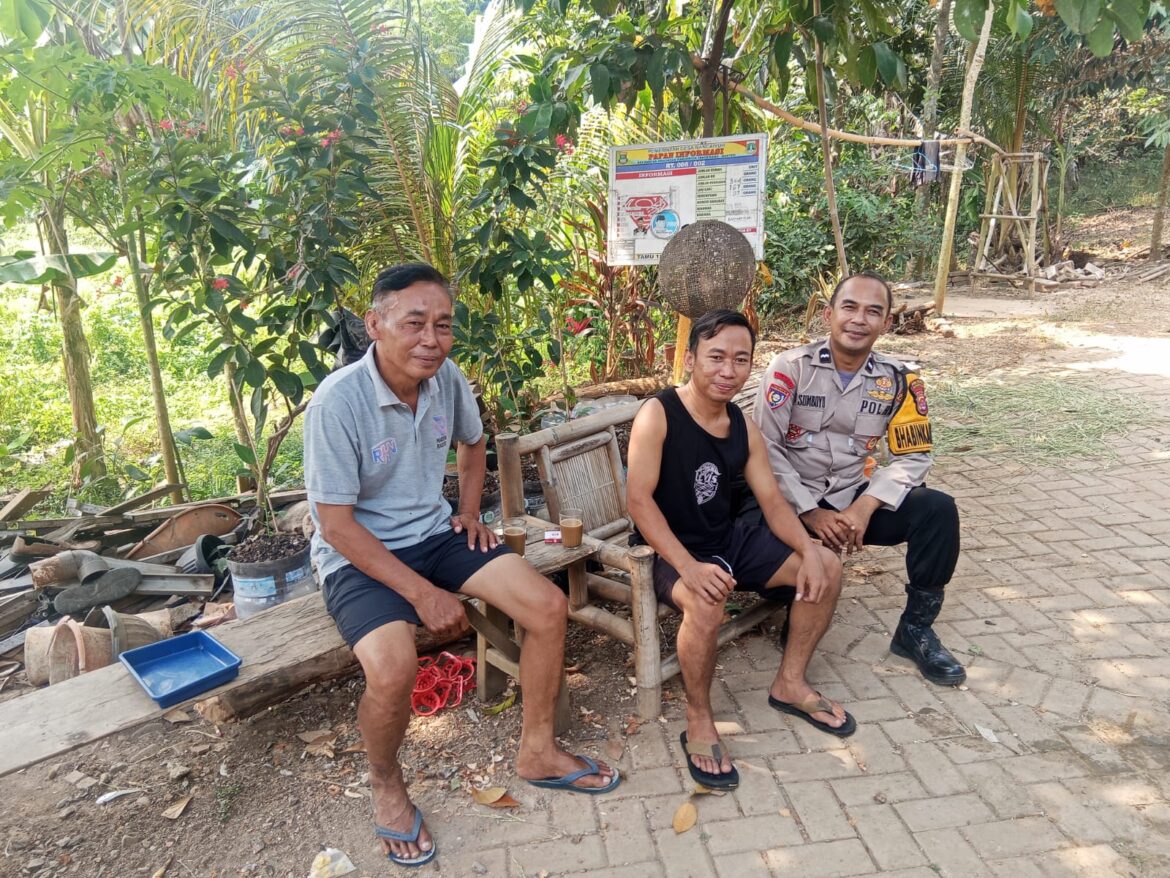 Bhabinkamtibmas Polsek Panongan Perkuat Cooling System Melalui Sambang dan Himbauan Kamtibmas di Desa Ranca Iyuh