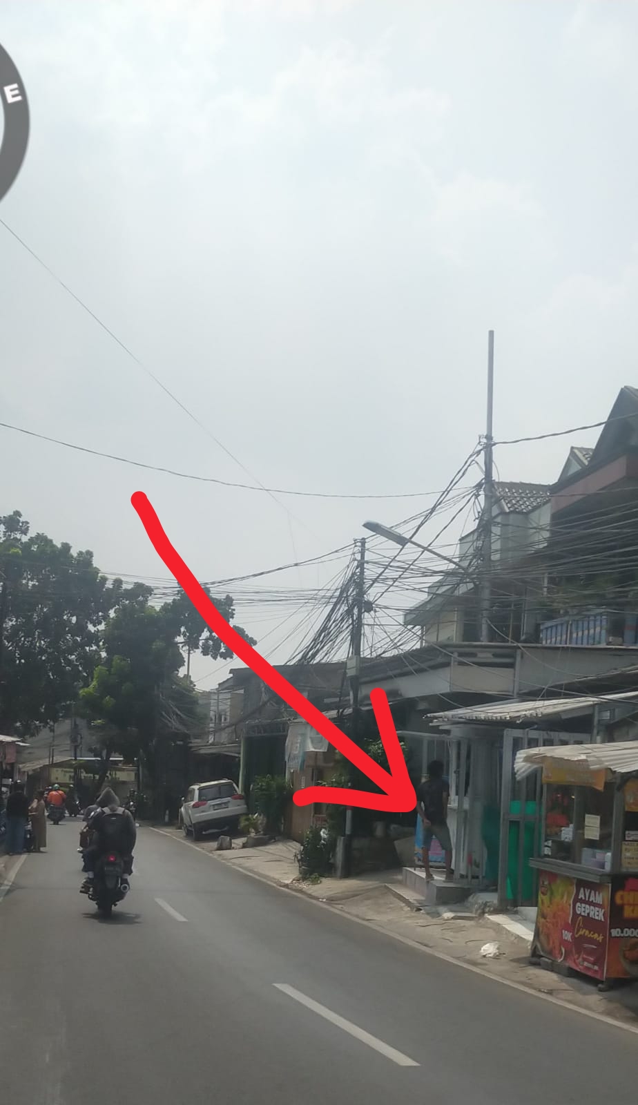 Kontainer Putih Berkamuflase Warung Es Teh, Diduga Melayani Penjualan Obat Keras Golongan G di Tanah Merdeka, Ciracas
