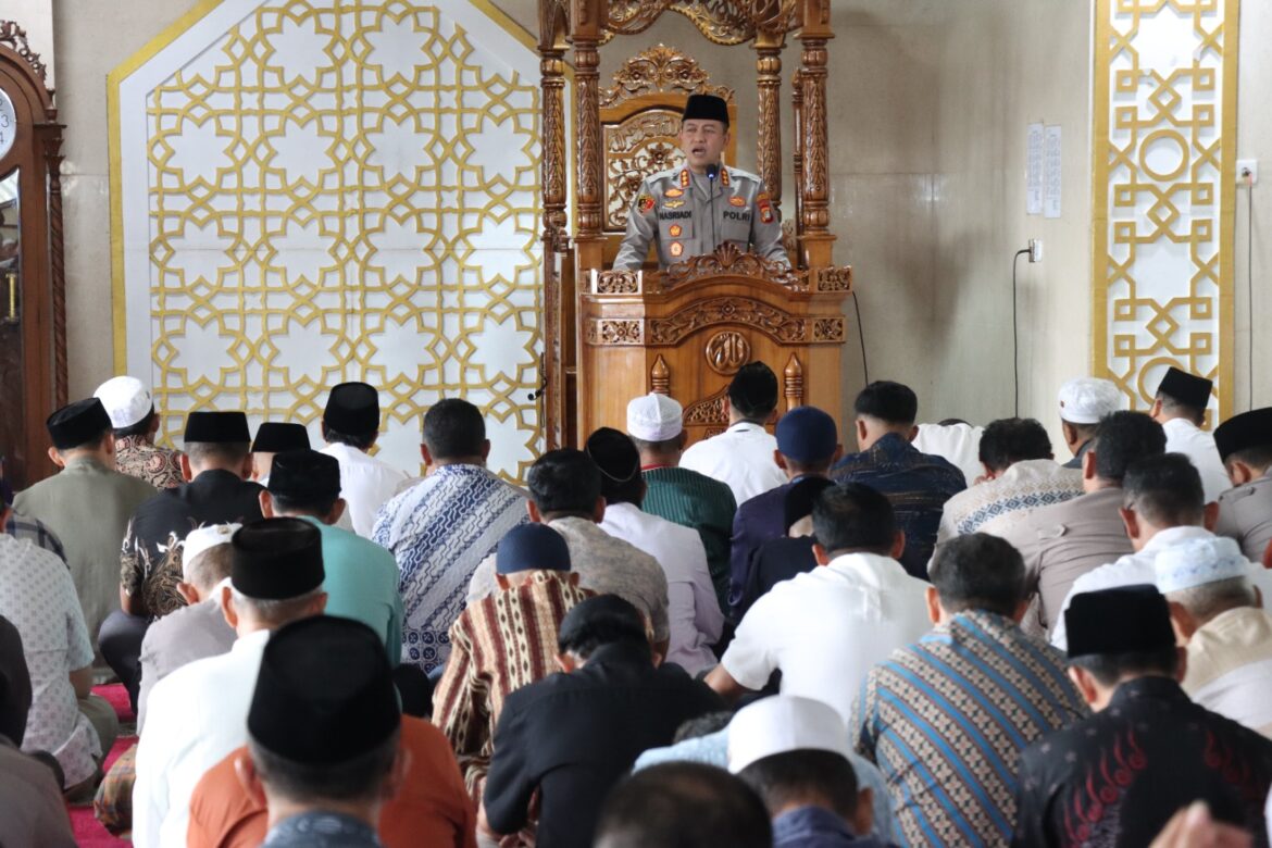 Merajut Harmoni Ulama dan Umara, Kapolres Metro Jakarta Barat Sampaikan Khotbah Jumat Penuh Makna