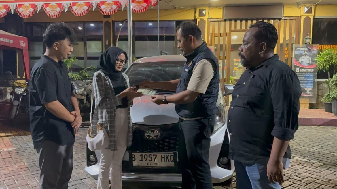 Tangis Haru Pecah Saat Polsek Kebon Jeruk Kembalikan Mobil Korban, Kasus Terungkap Hanya dalam Satu Jam