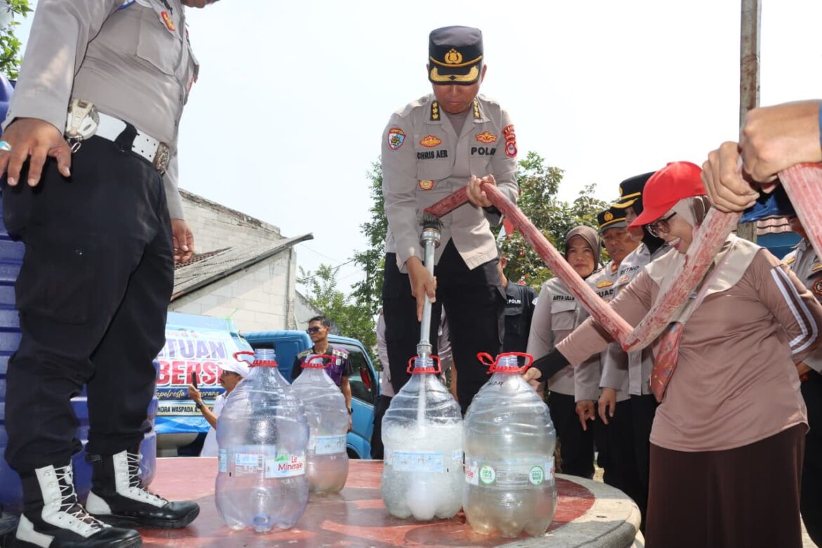 Respons Keluhan Warga Soal Kekeringan, Polresta Tangerang Salurkan Bantuan Air Bersih ke Panongan