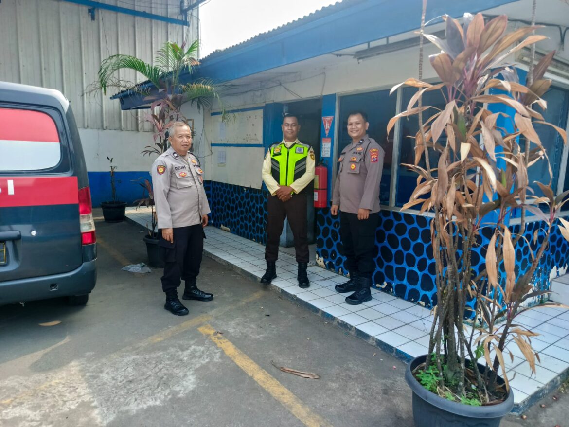 Sambangi Warga Rancakalapa, Personel Polsek Panongan Sosialisasikan Layanan Polisi 110 dan Ajak Jaga Kamtibmas