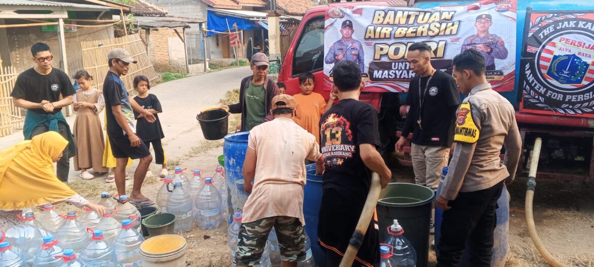 Polres Serang Distribusikan 16.000 Liter Air Bersih untuk Warga Terdampak Kekeringan di Kecamatan Carenang