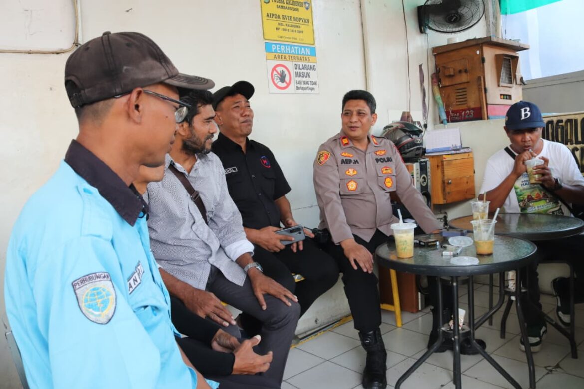 Dukung Program Kapolda Metro Jaya, Polsek Kalideres Sambangi Petugas Parkir Hari Hari Swalayan Melalui Program “Jaga Jakarta On The Spot”
