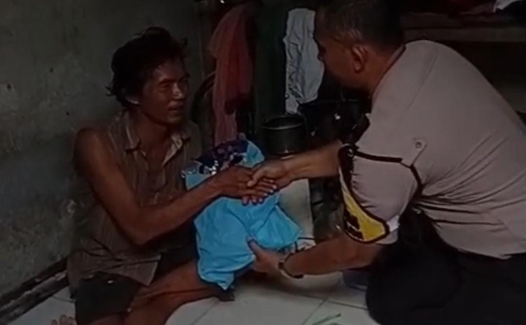 Peduli Kemanusiaan, Bhabinkamtibmas Duri Selatan Datangi dan Beri Bantuan Lansia Sakit Menahun