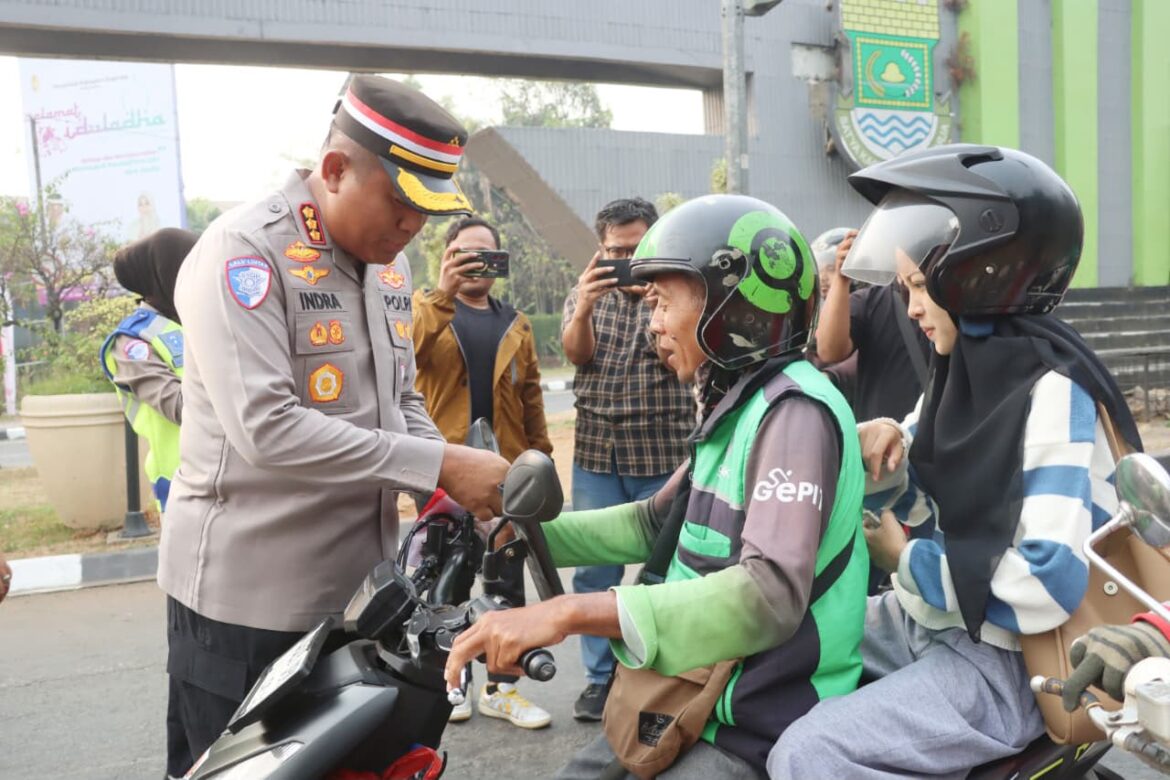 Jelang Hari Kemerdekaan, Polresta Tangerang Bagikan Bendera Merah Putih ke Pengendara