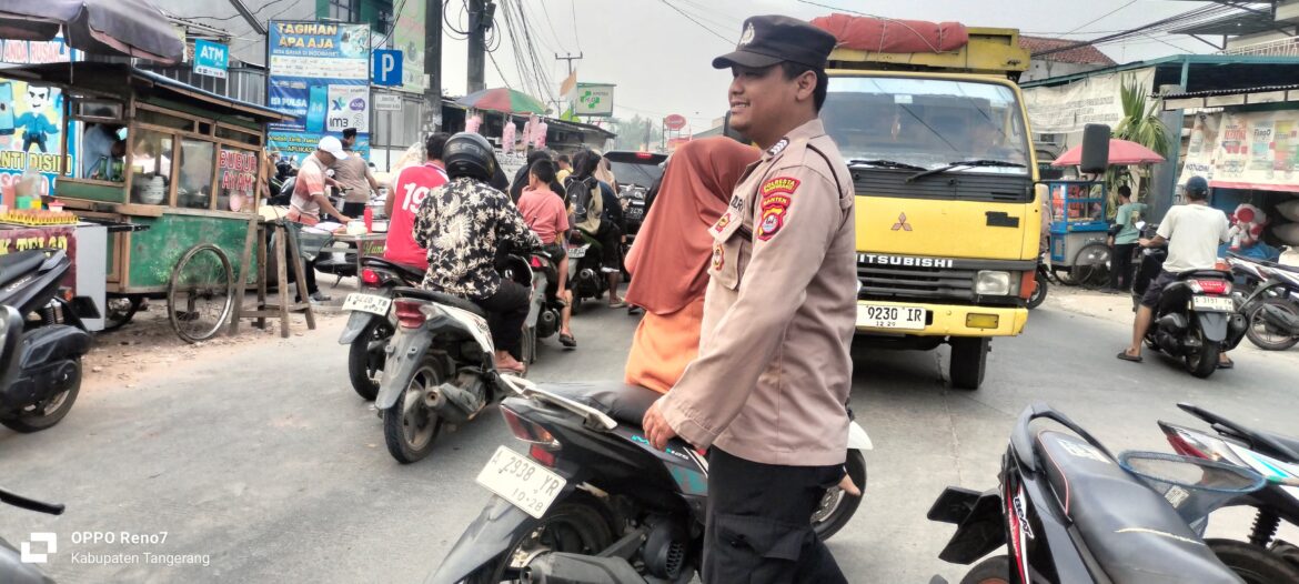 Antisipasi Kepadatan Akhir Pekan, Polsek Panongan Tempatkan Personel di Pasar Panongan