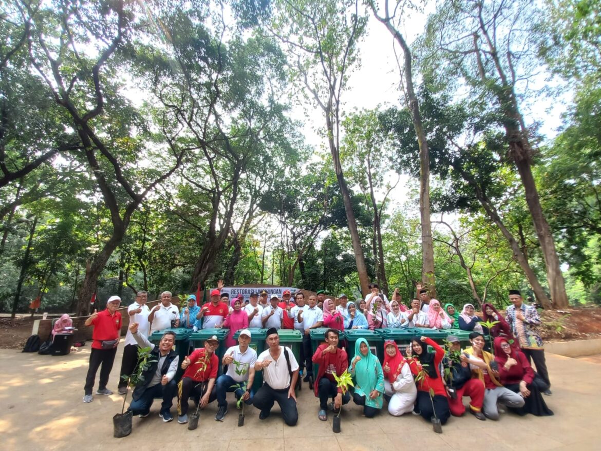 Polsek Kembangan Dorong Kepedulian Lingkungan, 20 Pohon Ditanam di Hutan Kota Srengseng