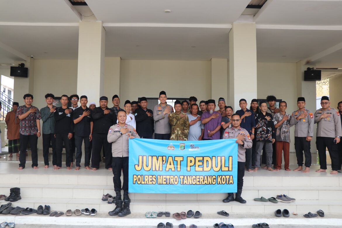 Jumat Peduli, Polres Metro Tangerang Kota Bagikan Sembako untuk Sabuk Kamtibmas