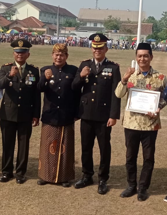 Camat Parungpanjang Anugerahi Penghargaan untuk Sekwil FWJI Dedi Irianto