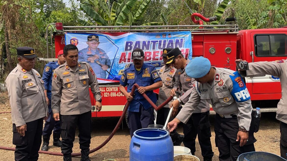 Kemarau Panjang, Polresta Tangerang Salurkan 10 Ribu Liter Air Bersih untuk 150 KK di Serdang Kulon