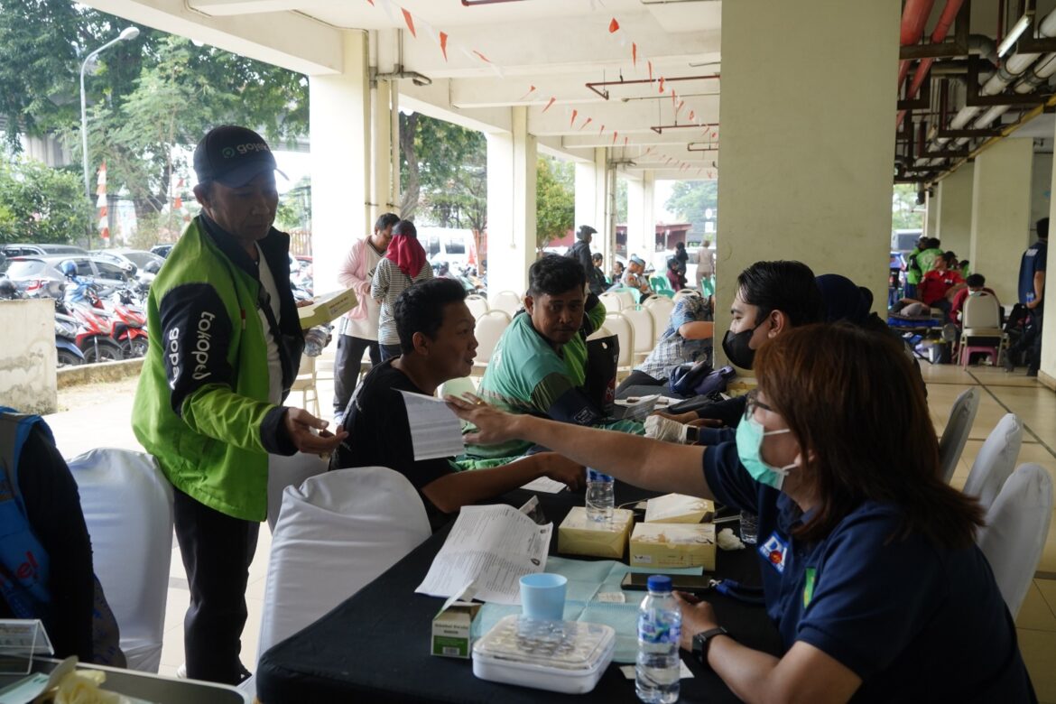 PMJ Merdeka Bersama Rakyat, Polres Jakbar Gelar Donor Darah dan Pelayanan Kesehatan Gratis untuk Warga serta Pengemudi Ojol