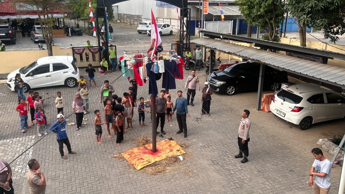 Bukan Sekadar Memanjat, Anak-Anak Panongan Belajar Arti Perjuangan dari Sebatang Pinang