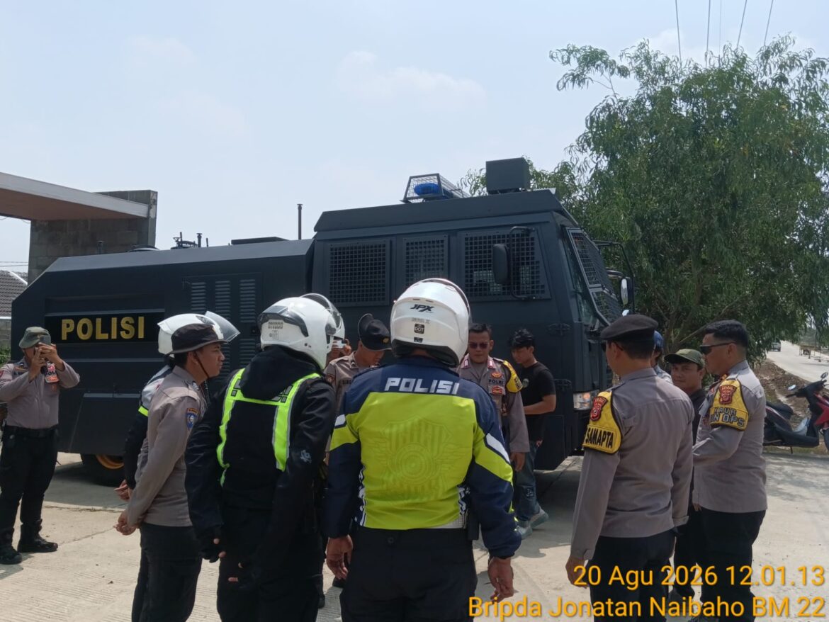 Respons Cepat Polres Bogor, Mobilisasikan Water Cannon dan Bagikan Masker Guna Redam Polusi Debu di Parungpanjang