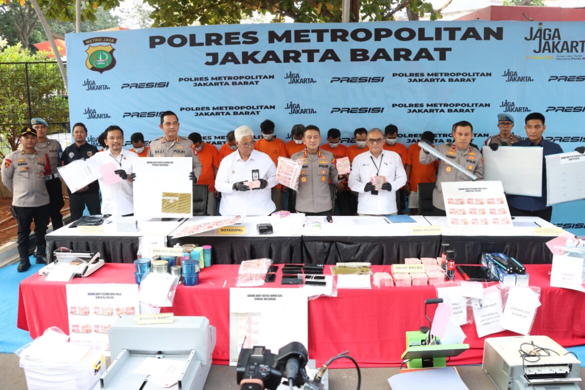 Polres Jakbar dan Polsek Metro Tamansari Bongkar Sindikat Uang Palsu, 11 Tersangka Ditangkap dan 15.610 Lembar Upal Hingga Alat Cetak Disita