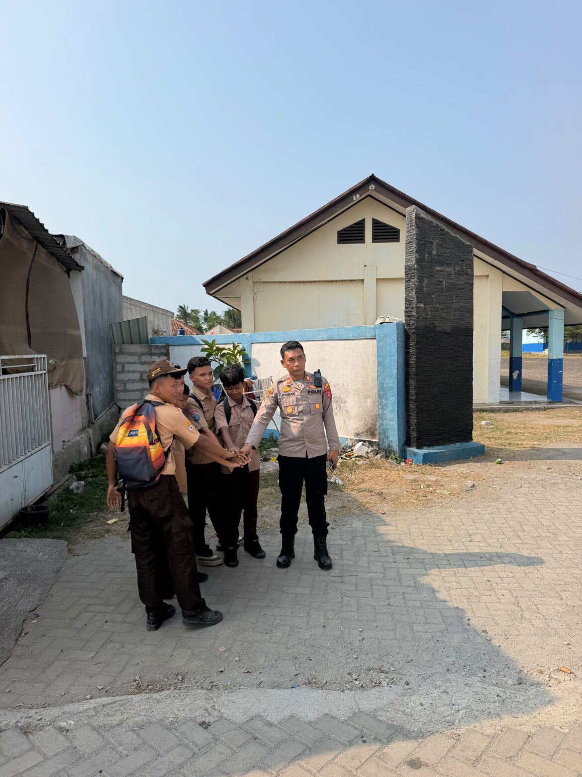 Cegah Tawuran Pelajar, Personel Polsek Mauk Gelar Program ‘Polisi Saba Sekolah’ di SMPN 1 Kemiri