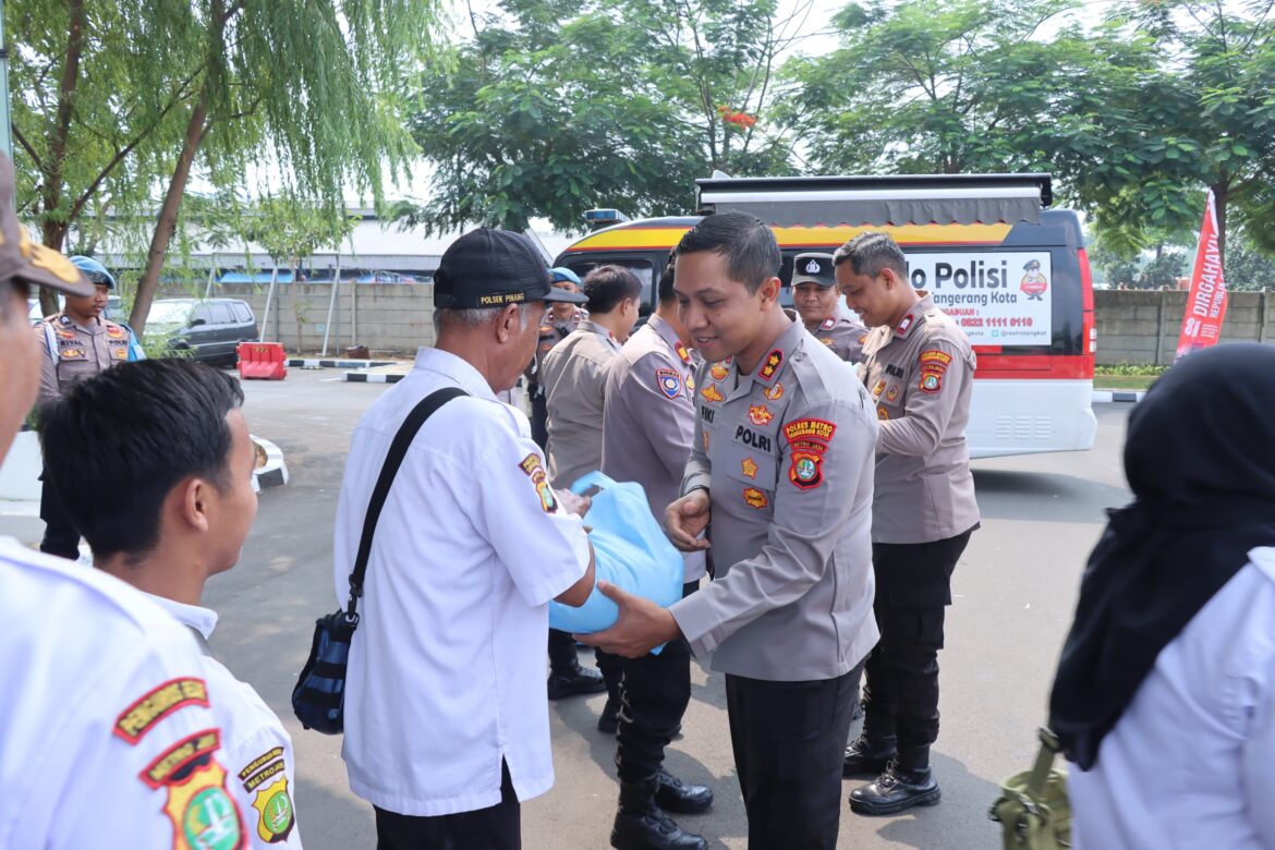 Sabuk Kamtibmas, Polres Metro Tangerang Kota Bagikan Sembako kepada Warga